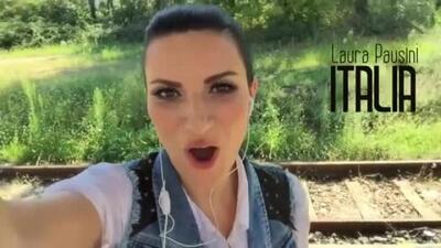 скачать клип Laura Pausini - Es La Musica