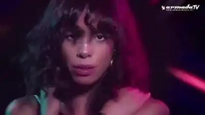 скачать клип Pyramids In Paris x David Zowie ft. Esty Leone - Main Attraction