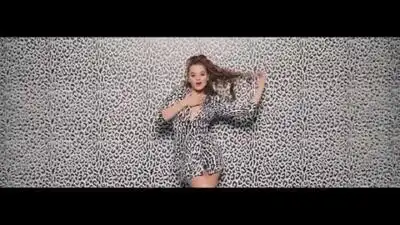 скачать клип Hailee Steinfeld, Grey ft. Zedd - Starving