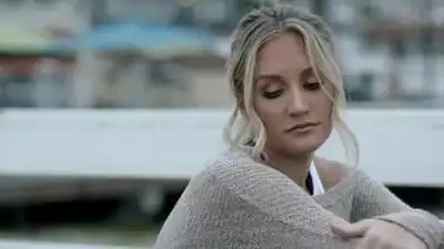 скачать клип Jason Aldean - A Little More Summertime