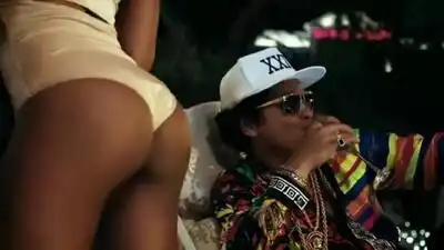 скачать клип Bruno Mars - 24K Magic