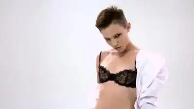 скачать клип MONATIK - Улыбаясь