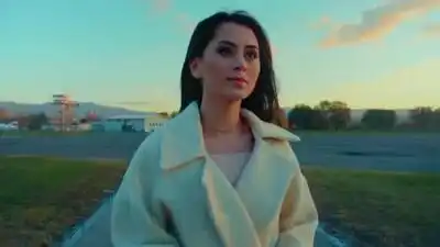 скачать клип Benji and Fede ft. Jasmine Thompson - Forme Geometriche