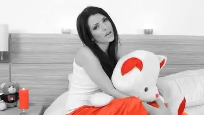 скачать клип Celia - Feel