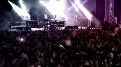 скачать клип Flume - Holdin On