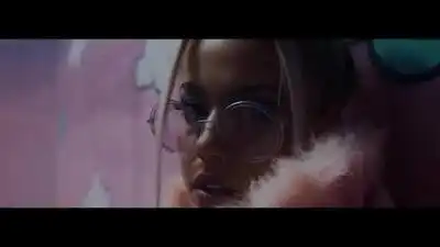 скачать клип Julie Bergan - Blackout