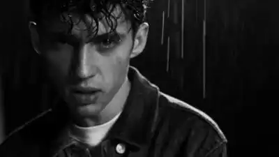 скачать клип Troye Sivan ft. Betty Who - HEAVEN