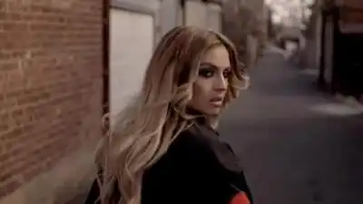 скачать клип Xenia Ghali ft. Raquel Castro - Places