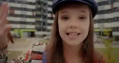 скачать клип Маша Жилина - Вприпрыжку