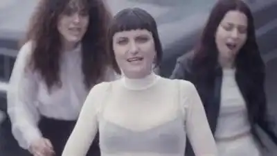 скачать клип MUNA - I Know A Place