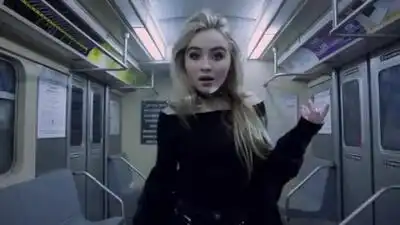 скачать клип Sabrina Carpenter - Thumbs