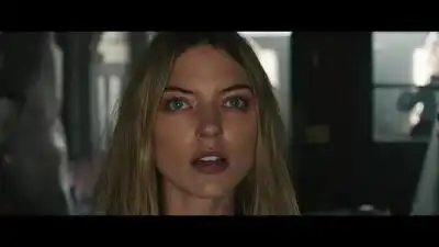 скачать клип The Chainsmokers - Paris