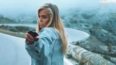 скачать клип Marcus Brodowski - Mad World