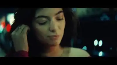 скачать клип Lorde - Green Light