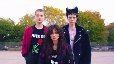 скачать клип SOFI TUKKER - Johny