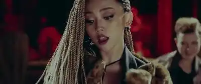 скачать клип Toc Tien - Walk Away