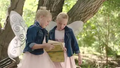 скачать клип Brooklyn and Bailey - Simple Things