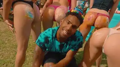 скачать клип Futuristic - Everyday Is My Birthday