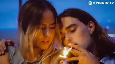 скачать клип Breathe Carolina - Glue