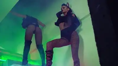 скачать клип Cosy feat. Nosfe - Suferi de tine