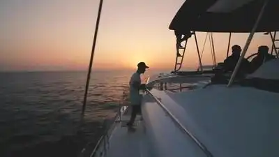 скачать клип Justin Bieber ft. The Chainsmokers - Make You