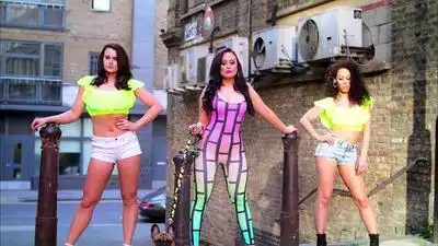 скачать клип Charlotte Devaney x RiFF RAFF - Lemon Latte