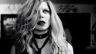 скачать клип Fergie - A Little Work