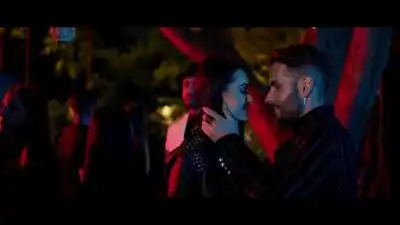 скачать клип Randi feat. Mario Morreti - Daca pun mana pe tine