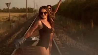 скачать клип TWiiNS - Yes It Is