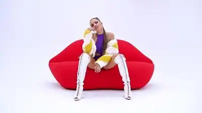 скачать клип Leslie Grace, Wisin - Dulce