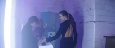 скачать клип Паулина Андреева ft. Баста - Посмотри в гла ...