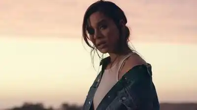 скачать клип Hailee Steinfeld and Alesso - Let Me Go