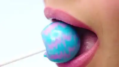 скачать клип Leslie Grace and Wisin - Dulce