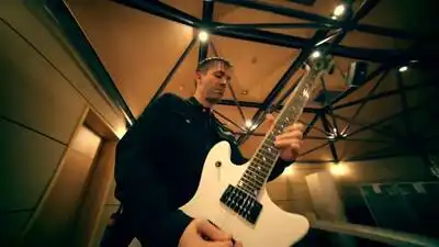 скачать клип Papa Roach - Traumatic