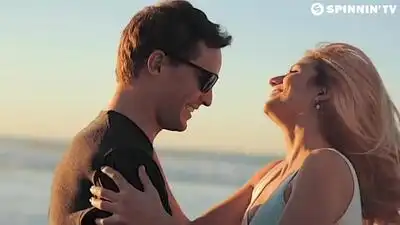 скачать клип Apek Feat. Carly Paige - Upside Down