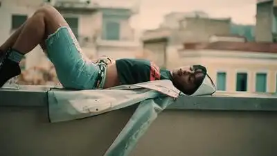 скачать клип KINGS - Pos Tha Figo