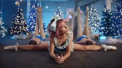 скачать клип Lindsey Stirling - Santa Baby