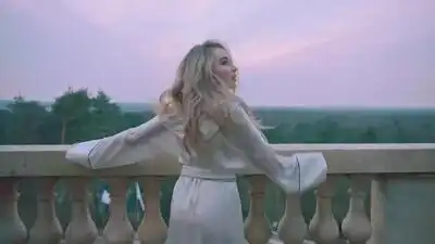 скачать клип Sabrina Carpenter - Paris