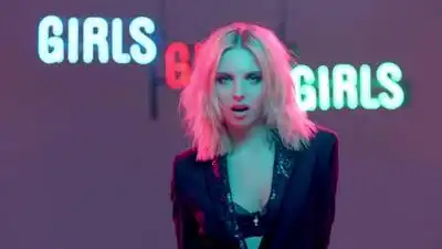 скачать клип The 1975 - Girls