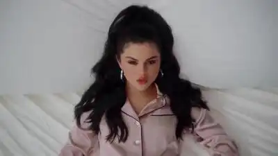 скачать клип benny blanco, Tainy, Selena Gomez, J Balvin - I Can not Get Enough