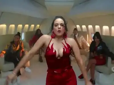 скачать клип ROSALIA, J Balvin - Con Altura