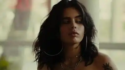 скачать клип Dominic Fike - 3 Nights