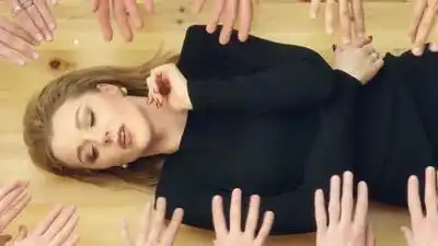 скачать клип Юлианна Караулова - Ариведерчи