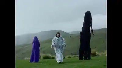 скачать клип Aldous Harding - Zoo Eyes