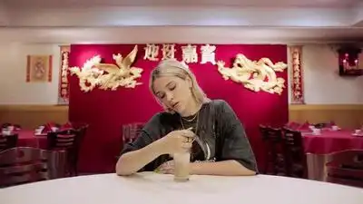 скачать клип Lolo Zouai - Caffeine