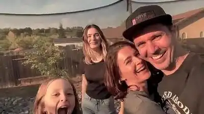 скачать клип Papa Roach - Feel Like Home