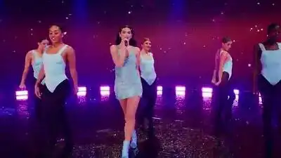 скачать клип Dua Lipa - Levitating - live