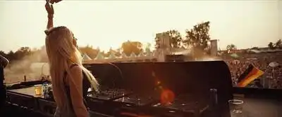 скачать клип MANDY and Damon Sharpe - No Looking Back