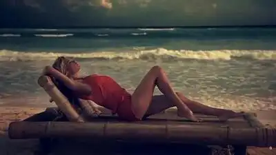 скачать клип The Edge Of Glory - Doutzen Kroes