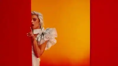 скачать клип Camila Cabello, Maria Becerra - Hasta Los Dientes